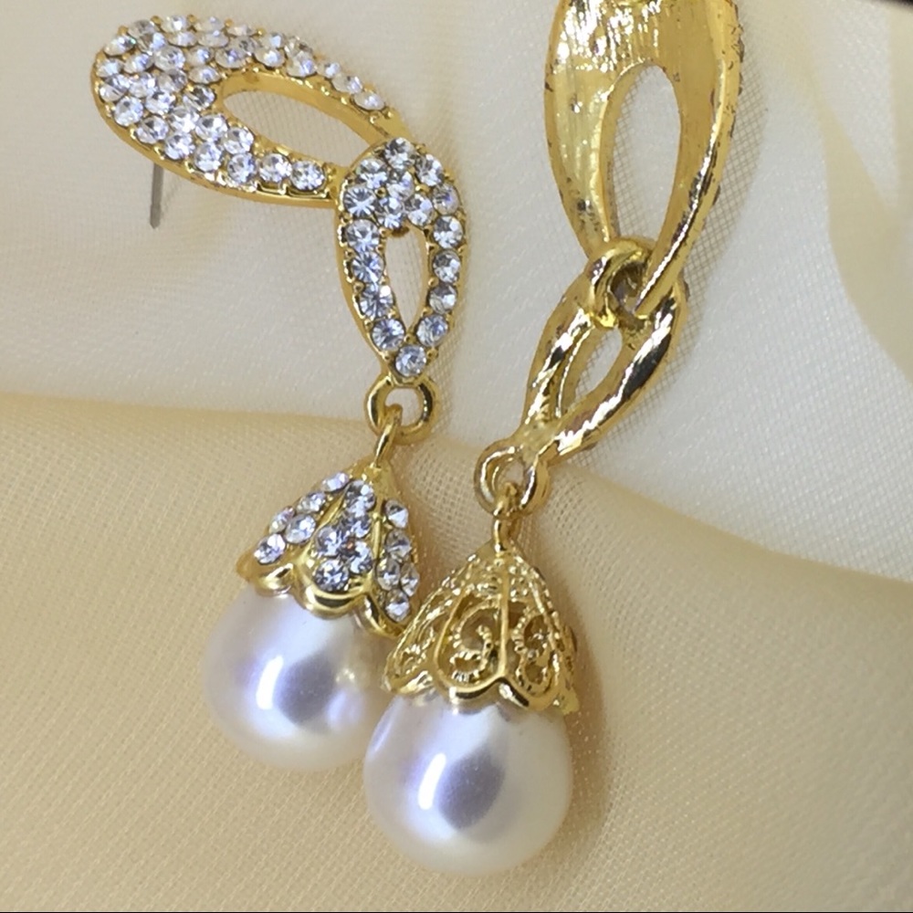 COPY - Pearl dangle earrings, White Pearl Gold Plate